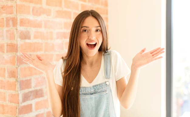 sentindo-se feliz, animado, surpreso ou chocado, sorrindo e surpreso com algo inacreditável