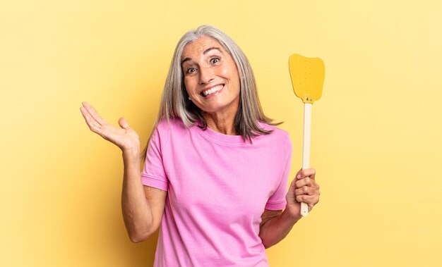 Sentindo-se feliz animado surpreso ou chocado sorrindo e surpreso com algo inacreditável