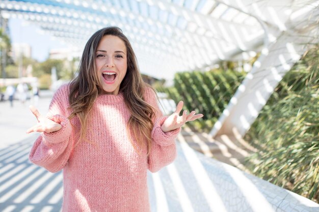 Foto sentindo-se feliz animado surpreso ou chocado sorrindo e surpreso com algo inacreditável