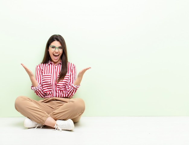 sentindo-se feliz, animado, surpreso ou chocado, sorrindo e surpreso com algo inacreditável