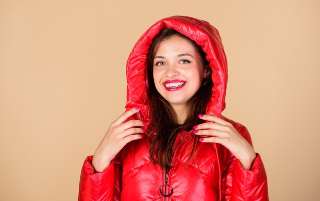 Sentindo-se feliz beleza em roupas de inverno estação fria mulher de compras em casaco quente acolchoado gripe e moda sazonal fria menina em casaco inchado pele falsa moda feliz feriados de inverno natal chegando