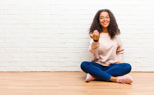 sentindo-se feliz, bem-sucedido e confiante, enfrentando um desafio e dizendo mande-o! ou dando boas-vindas a você