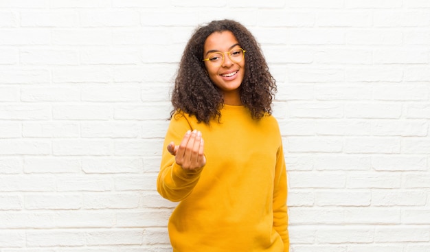 sentindo-se feliz, bem-sucedido e confiante, enfrentando um desafio e dizendo, traga-o! ou recebê-lo