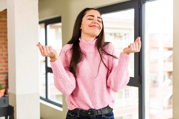 Foto sentindo-se feliz, conceito de dinheiro positivo e bem-sucedido e comemorando bons resultados