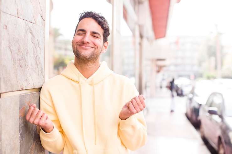 Foto sentindo-se feliz, conceito de dinheiro positivo e bem-sucedido e comemorando bons resultados