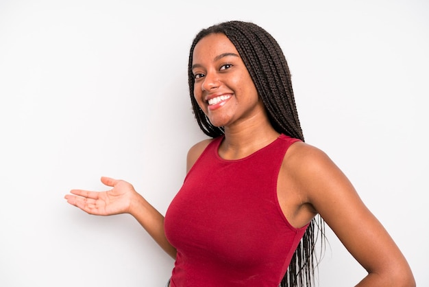 Sentindo-se feliz e alegre, sorrindo e recebendo você, convidando-o a entrar com um gesto amigável