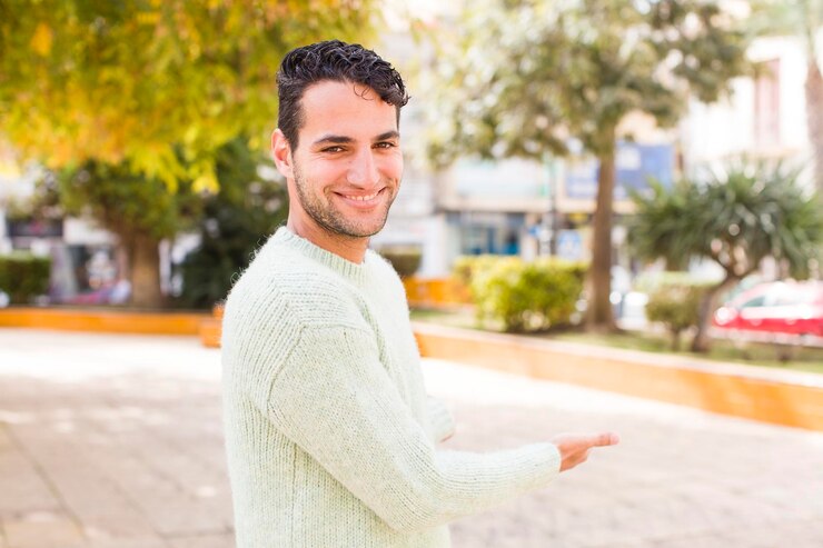 Foto sentindo-se feliz e alegre, sorrindo e recebendo você, convidando-o a entrar com um gesto amigável