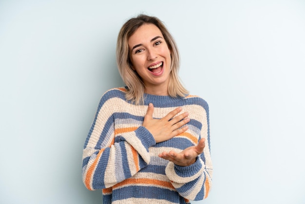 Sentindo-se feliz e apaixonado sorrindo com uma mão ao lado do coração e a outra esticada na frente