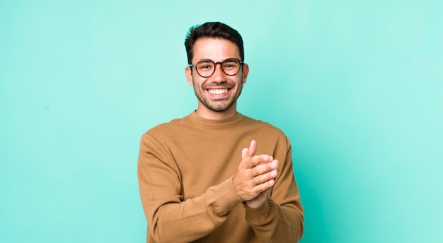 Sentindo-se feliz e bem-sucedida, sorrindo e batendo palmas, dizendo parabéns com aplausos