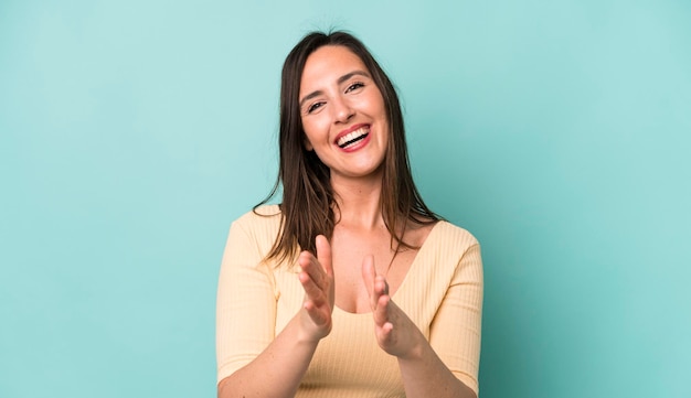 Sentindo-se feliz e bem-sucedida, sorrindo e batendo palmas, dizendo parabéns com aplausos