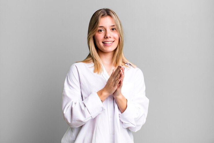 Foto sentindo-se feliz e bem-sucedida, sorrindo e batendo palmas, dizendo parabéns com aplausos