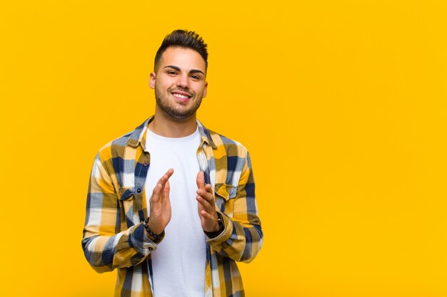 sentindo-se feliz e bem-sucedido, sorrindo e batendo palmas, dando os parabéns com um aplauso