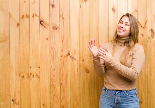 sentindo-se feliz e bem-sucedido, sorrindo e batendo palmas, dizendo parabéns com aplausos