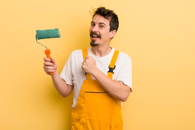 Sentindo-se feliz e enfrentando um desafio ou celebrando o conceito de pintura em casa