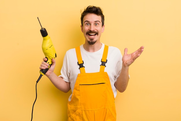 Sentindo-se feliz e surpreso com algo inacreditável faz-tudo com o conceito de broca