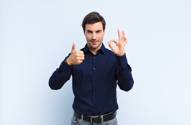 sentindo-se feliz, espantado, satisfeito e surpreso, mostrando bem e polegares para cima gestos, sorrindo