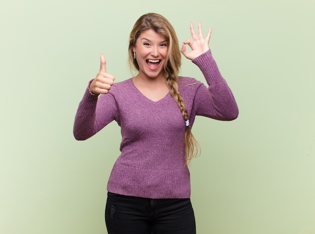 sentindo-se feliz, espantado, satisfeito e surpreso, mostrando bem e polegares para cima gestos, sorrindo