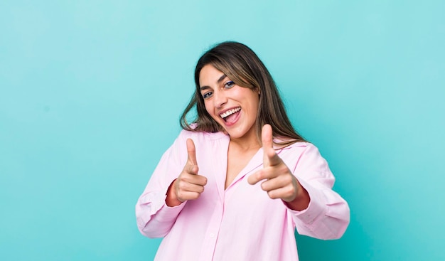 Sentindo-se feliz legal satisfeito relaxado e bem sucedido apontando para a câmera escolhendo você