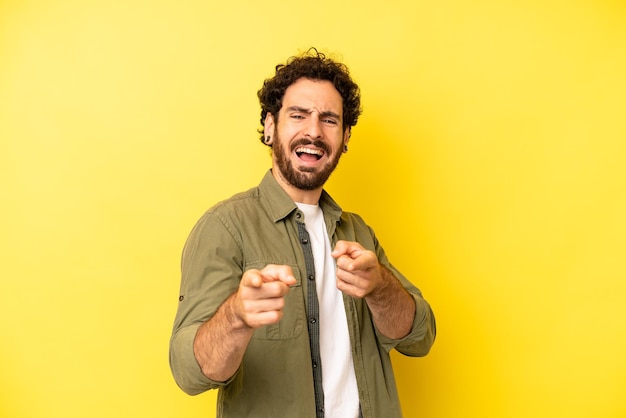 Sentindo-se feliz legal satisfeito relaxado e bem sucedido apontando para a câmera escolhendo você