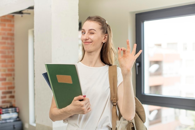 Sentindo-se feliz mostrando aprovação com gesto bem