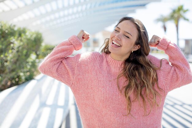 Foto sentindo-se feliz, positivo e bem-sucedido, comemorando conquistas de vitória ou boa sorte