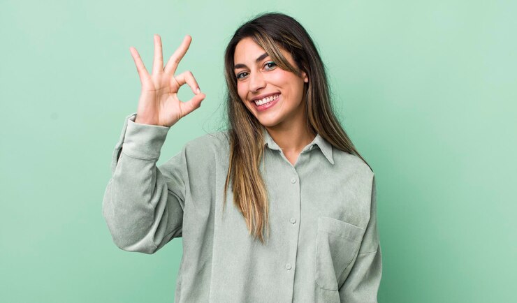 Foto sentindo-se feliz relaxado e satisfeito mostrando aprovação com gesto bem sorrindo