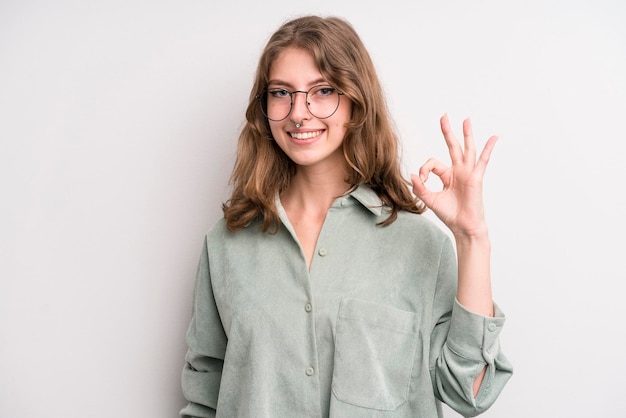 Sentindo-se feliz relaxado e satisfeito mostrando aprovação com gesto bem sorrindo