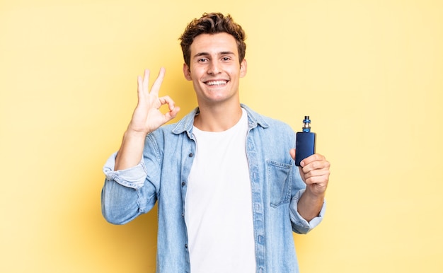 Sentindo-se feliz, relaxado e satisfeito, mostrando aprovação com gestos de ok, sorrindo. conceito de vaporizador