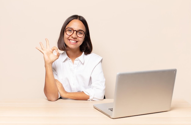 sentindo-se feliz, relaxado e satisfeito, mostrando aprovação com um gesto de ok, sorrindo