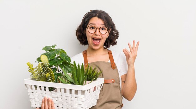 Sentindo-se feliz surpreso ao perceber uma solução ou ideia