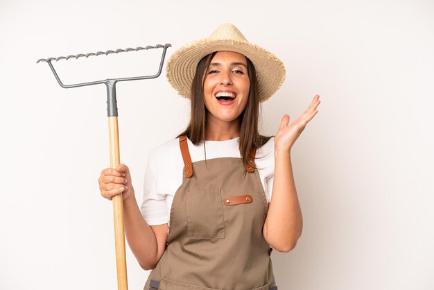 Sentindo-se feliz surpreso ao perceber uma solução ou ideia