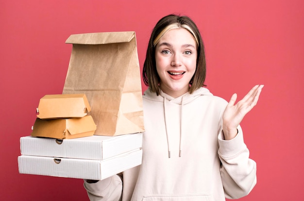 Sentindo-se feliz surpreso ao perceber uma solução ou ideia