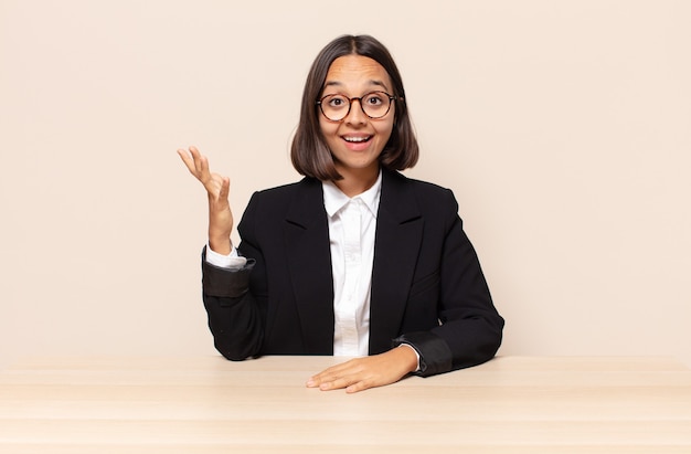 sentindo-se feliz, surpreso e alegre, sorrindo com atitude positiva, percebendo uma solução ou ideia