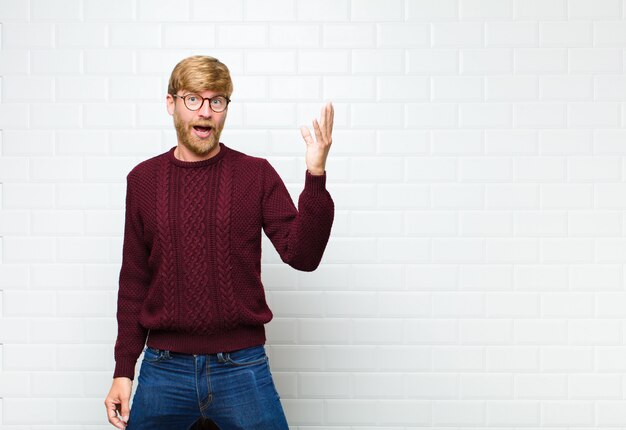 sentindo-se feliz, surpreso e alegre, sorrindo com atitude positiva, percebendo uma solução ou idéia