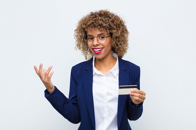 sentindo-se feliz, surpreso e alegre, sorrindo com atitude positiva, percebendo uma solução ou idéia