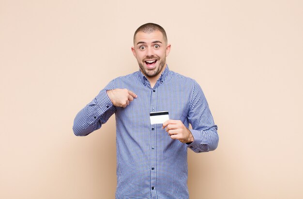 sentindo-se feliz, surpreso e orgulhoso, apontando para si mesmo com um olhar animado e espantado