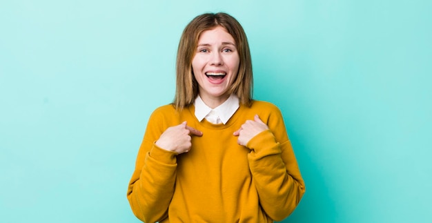 sentindo-se feliz surpreso e orgulhoso apontando para si mesmo com um olhar espantado e animado