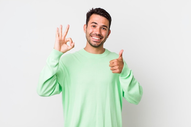 Sentindo-se feliz, surpreso, satisfeito e surpreso, mostrando gestos bem e polegares para cima sorrindo