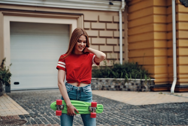 Sentindo-se livre e feliz. Mulher jovem e bonita sorrindo ao ar livre