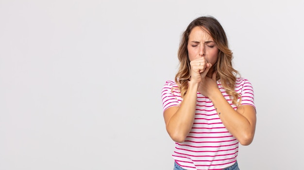 Sentindo-se mal, com dor de garganta e sintomas de gripe, tosse com a boca coberta