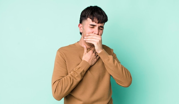 sentindo-se mal, com dor de garganta e sintomas de gripe, tosse com a boca coberta