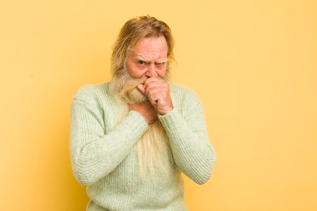 Sentindo-se mal, com dor de garganta e sintomas de gripe, tosse com a boca coberta