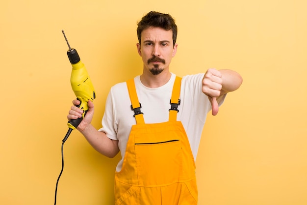 Sentindo-se mostrando os polegares para baixo faz-tudo com o conceito de broca