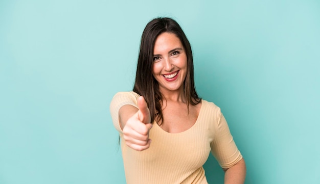 Sentindo-se orgulhoso despreocupado confiante e feliz sorrindo positivamente com polegares para cima