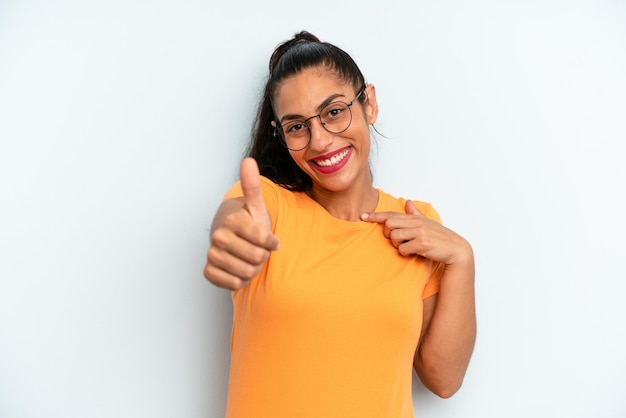 Sentindo-se orgulhoso despreocupado confiante e feliz sorrindo positivamente com polegares para cima