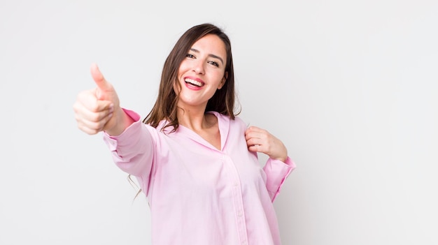 Sentindo-se orgulhoso despreocupado confiante e feliz sorrindo positivamente com polegares para cima