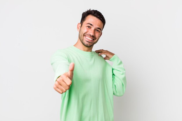 Sentindo-se orgulhoso despreocupado confiante e feliz sorrindo positivamente com polegares para cima