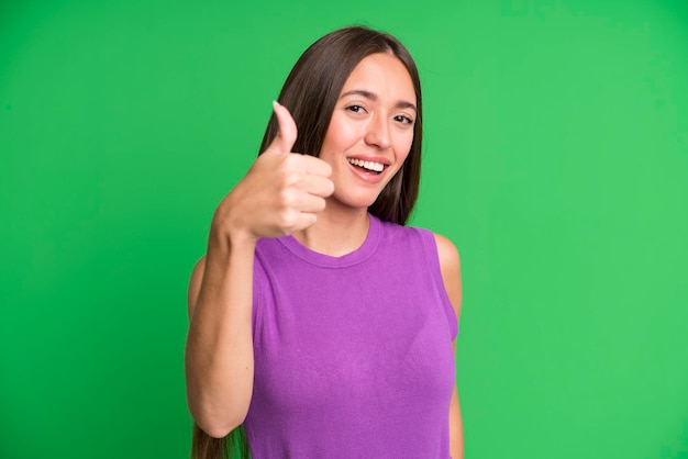 Sentindo-se orgulhoso despreocupado confiante e feliz sorrindo positivamente com polegares para cima