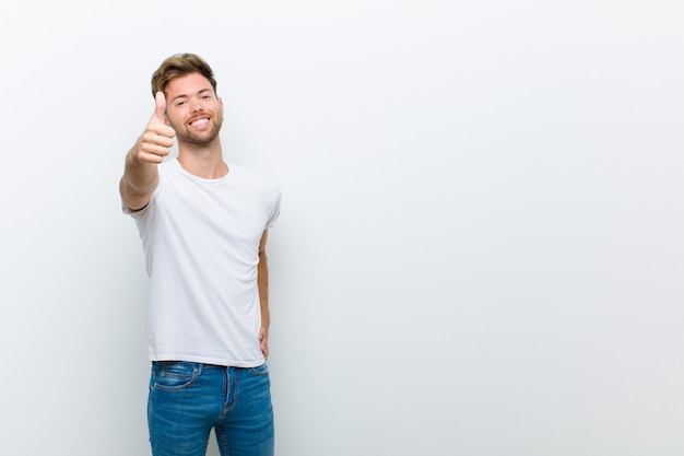 sentindo-se orgulhoso, despreocupado, confiante e feliz, sorrindo positivamente com polegares para cima