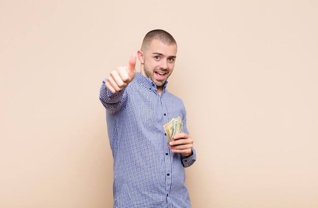 sentindo-se orgulhoso, despreocupado, confiante e feliz, sorrindo positivamente com polegares para cima